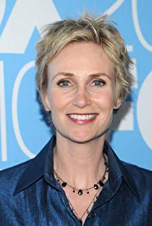 How tall is Jane Lynch?
